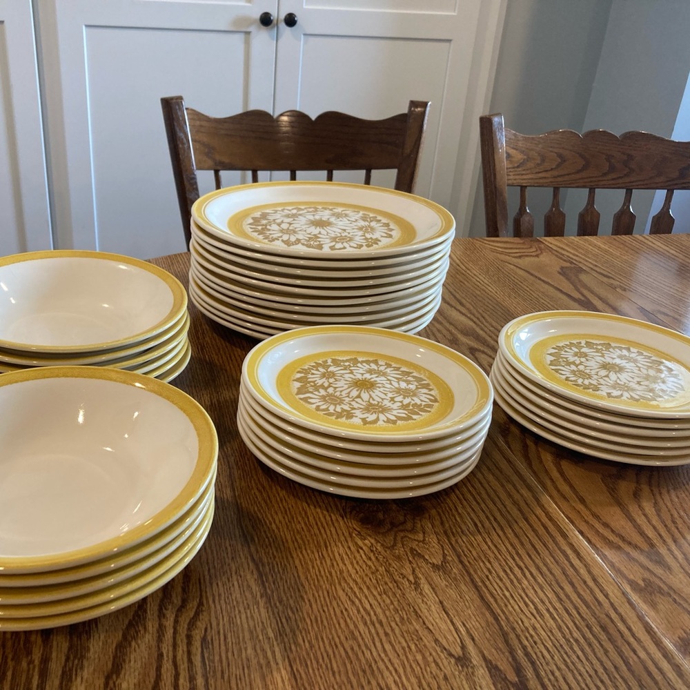 Jamestown China Yellow Daisy Dinnerware Dish Set